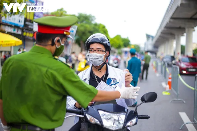 Lượng người ra vào vùng đỏ hạ nhiệt, giấy đi đường mới còn hạn chế - Ảnh 1.