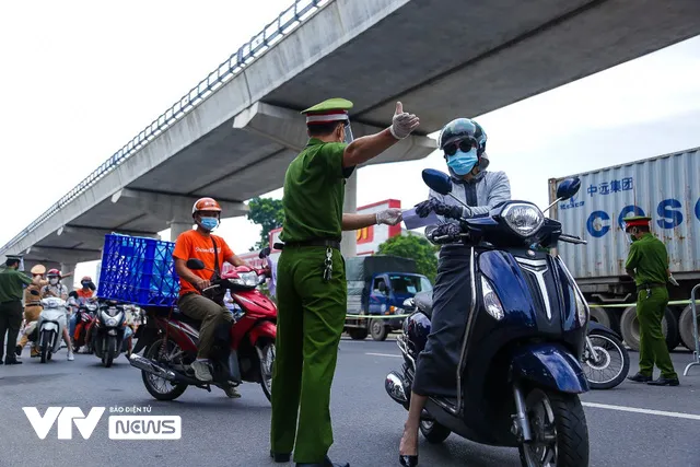 Lượng người ra vào vùng đỏ hạ nhiệt, giấy đi đường mới còn hạn chế - Ảnh 2.