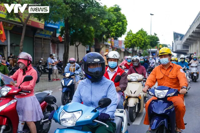 Lượng người ra vào vùng đỏ hạ nhiệt, giấy đi đường mới còn hạn chế - Ảnh 3.