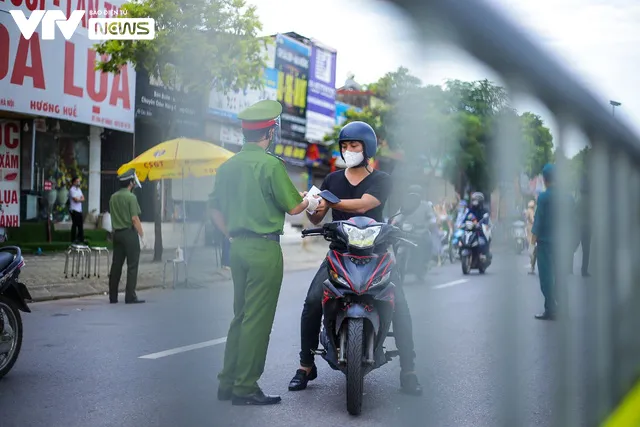 Lượng người ra vào vùng đỏ hạ nhiệt, giấy đi đường mới còn hạn chế - Ảnh 7.