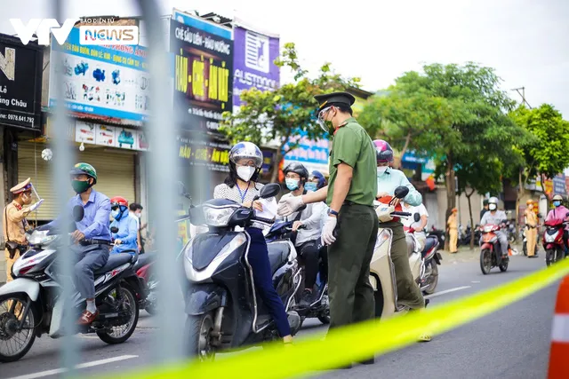 Lượng người ra vào vùng đỏ hạ nhiệt, giấy đi đường mới còn hạn chế - Ảnh 8.