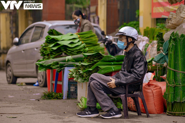 Sát Tết, chợ lá dong lớn nhất Thủ đô vẫn thưa vắng - Ảnh 3.