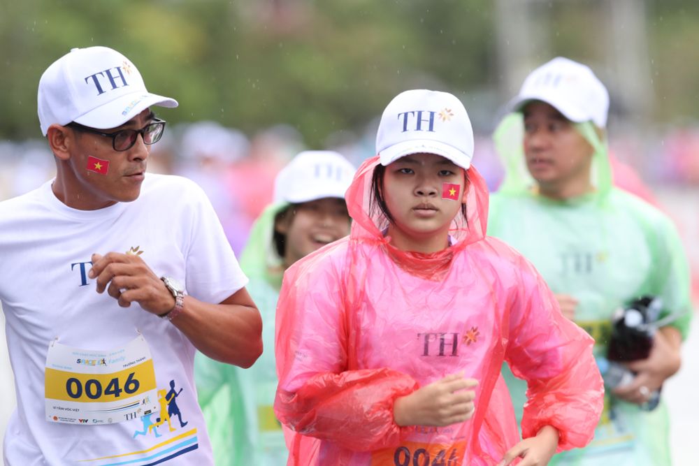 Khoảnh khắc ấn tượng của VĐV nhí trên đường chạy S-Race Family Quảng Ninh - Ảnh 8.