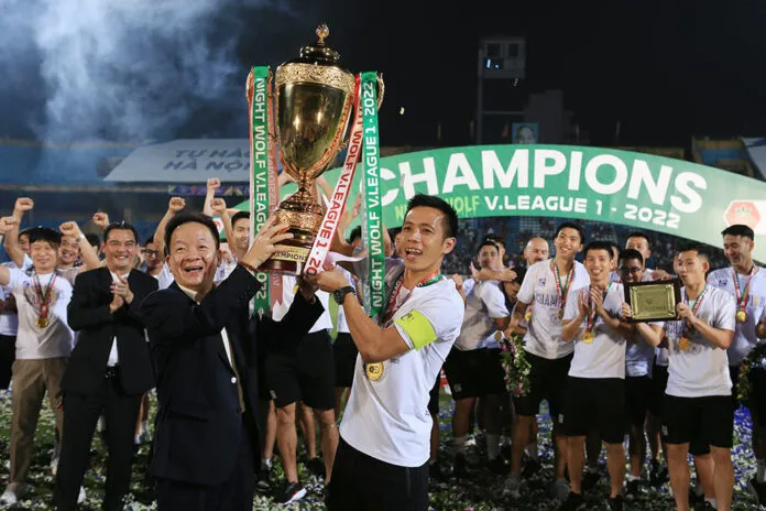 Chùm ảnh trao Cúp VĐ Night Wolf V.League 1-2022 cho CLB Hà Nội  - Ảnh 1.