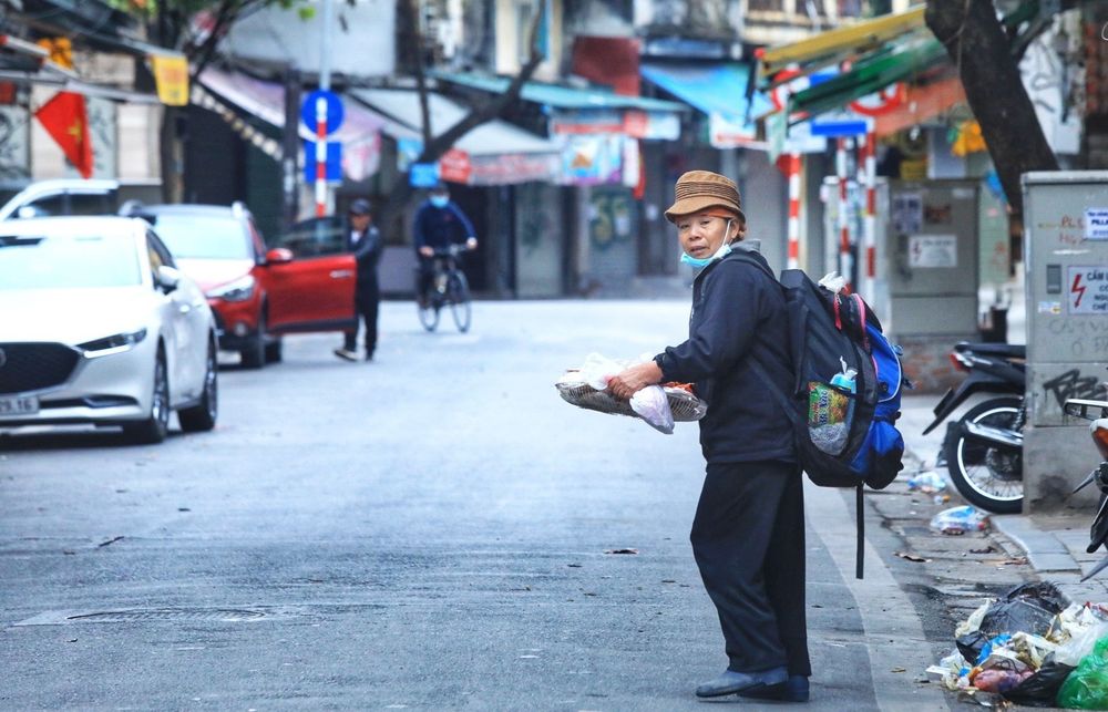 Hà Nội vắng vẻ, yên bình sáng mùng 1 Tết - Ảnh 8.