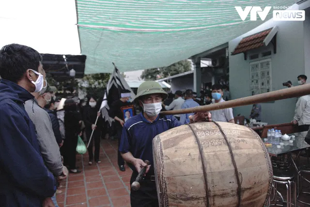 Hàng trăm người đưa tiễn nạn nhân xấu số trong vụ tai nạn kinh hoàng trên biển Cửa Đại - Ảnh 3.