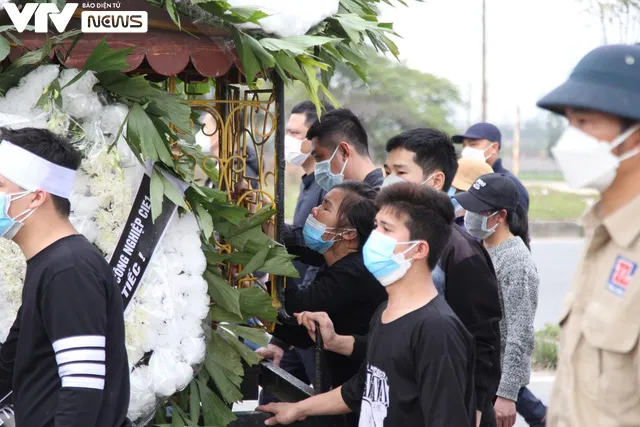 Hàng trăm người đưa tiễn nạn nhân xấu số trong vụ tai nạn kinh hoàng trên biển Cửa Đại - Ảnh 4.