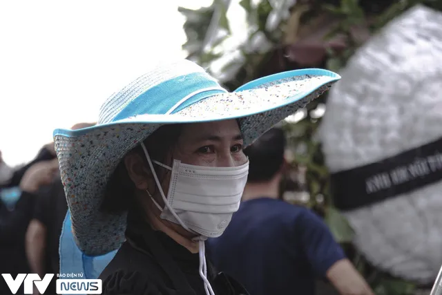 Hàng trăm người đưa tiễn nạn nhân xấu số trong vụ tai nạn kinh hoàng trên biển Cửa Đại - Ảnh 6.