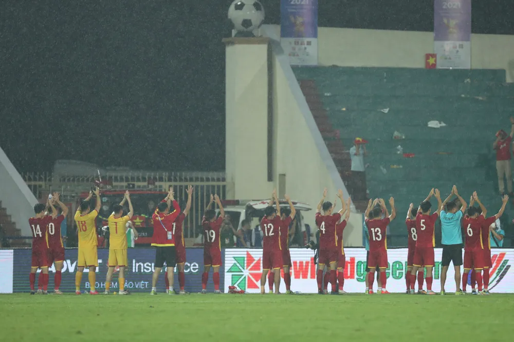 SEA Games 31: Người hâm mộ đổ về Phú Thọ, tiếp lửa U23 Việt Nam hạ gục U23 Indonesia - Ảnh 12.