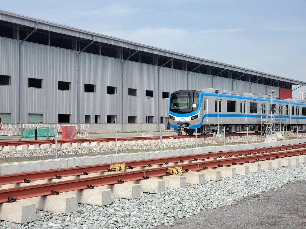 Đưa đoàn tàu metro số 16 17 về depot Long Bình, chuẩn bị chạy thử - Ảnh 2.