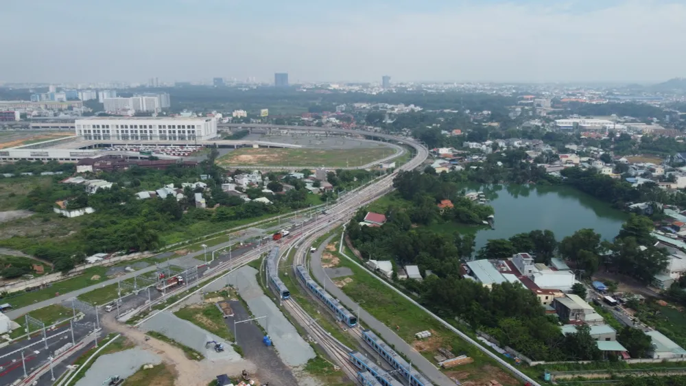 Đưa đoàn tàu metro số 16 17 về depot Long Bình, chuẩn bị chạy thử - Ảnh 4.