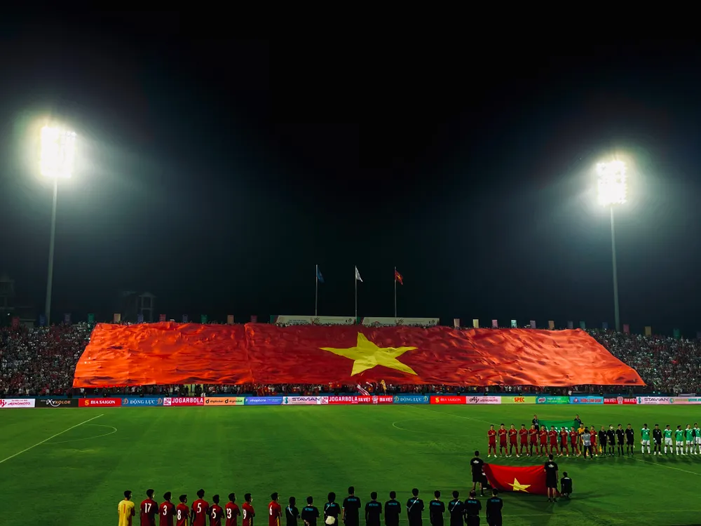 SEA Games 31: Người hâm mộ đổ về Phú Thọ, tiếp lửa U23 Việt Nam hạ gục U23 Indonesia - Ảnh 4.