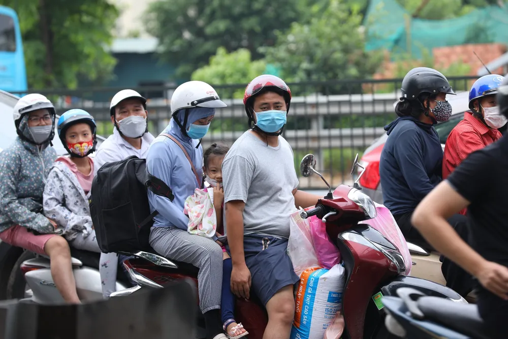 Cha mẹ đèo con nhỏ, chở đồ đạc trên xe máy trở lại Hà Nội ngày cuối nghỉ lễ 2/9 - Ảnh 5.