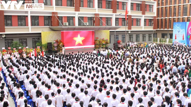 ‘Mong COVID-19 biến mất’, học sinh vui mừng với lễ khai giảng trực tiếp - Ảnh 1.