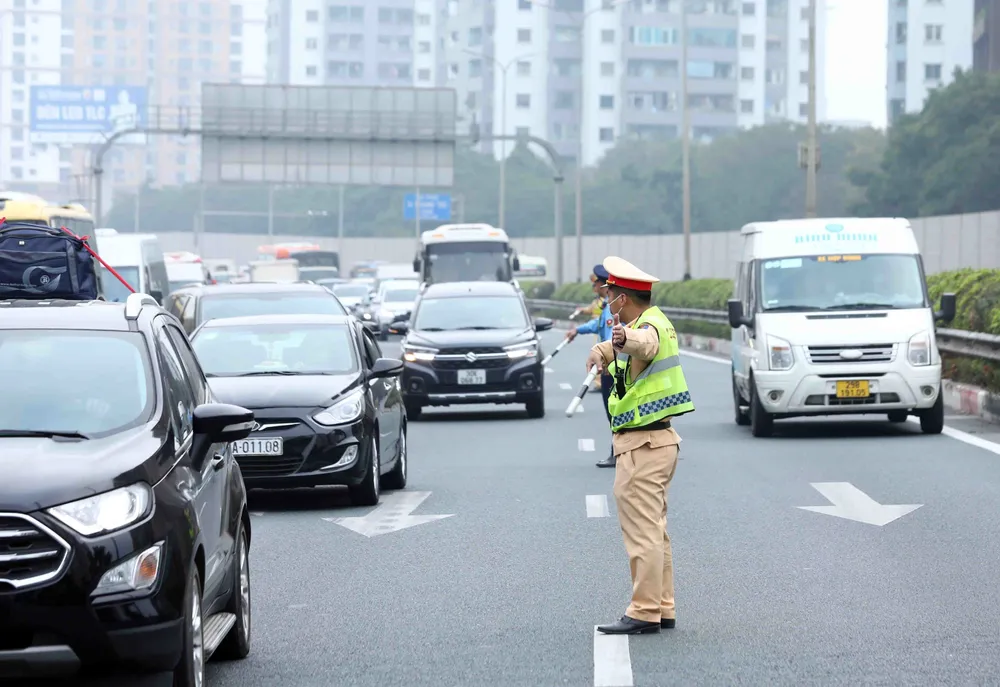 Hà Nội: Giao thông ùn ứ kéo dài trong ngày nghỉ cuối cùng Tết Nguyên đán 2023 - Ảnh 5.