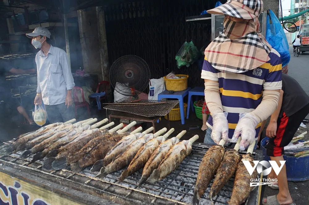 “Trắng đêm” nướng hàng tấn cá lóc cho ngày vía Thần Tài  - Ảnh 7.