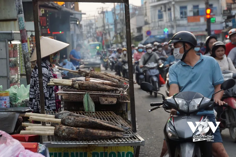 “Trắng đêm” nướng hàng tấn cá lóc cho ngày vía Thần Tài  - Ảnh 10.