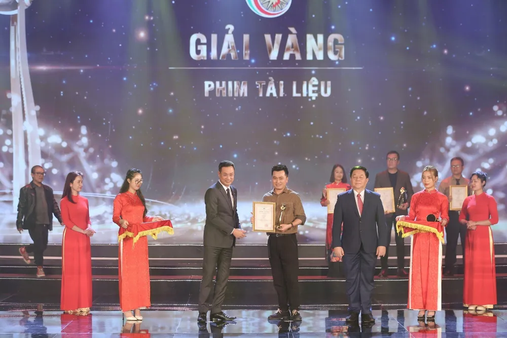 PV Hồng Anh: Được ghi nhận, chúng tôi càng hiểu rõ hơn về giá trị và ý nghĩa của nghề báo - Ảnh 1.