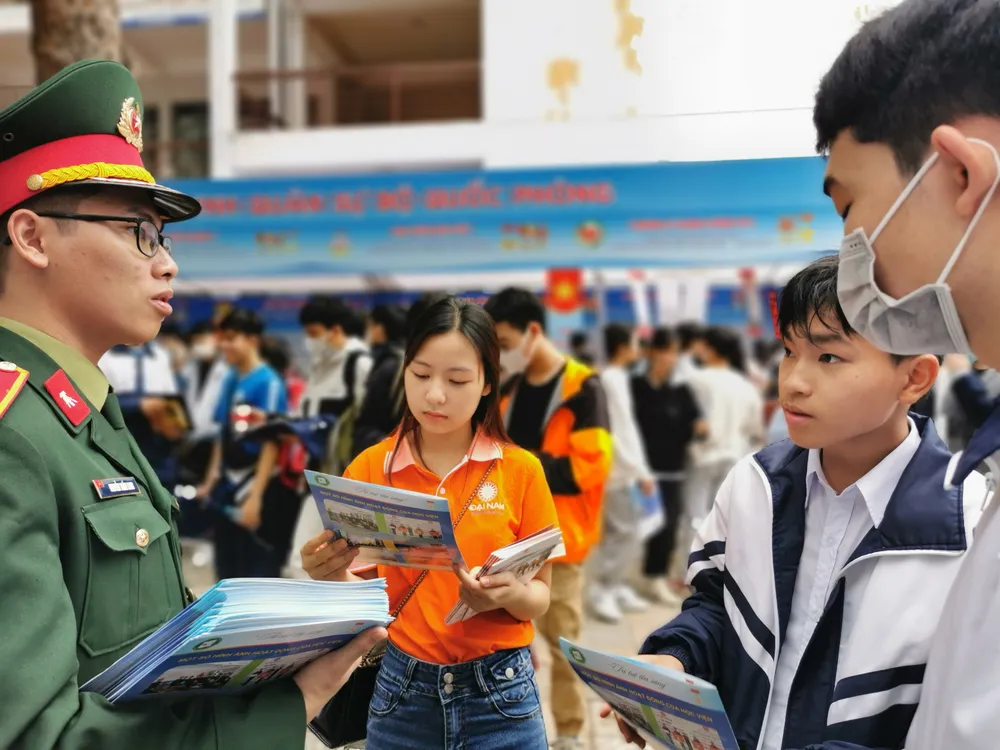 Nhiều thông tin hữu ích tại Ngày hội tư vấn tuyển sinh - hướng nghiệp 2023 - Ảnh 17.