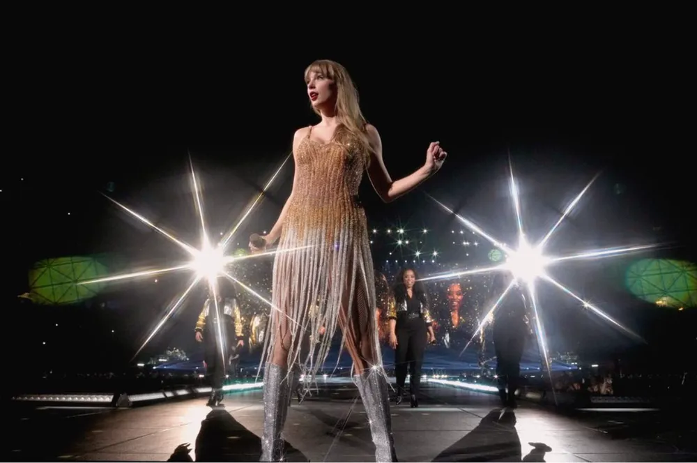 Chiêm ngưỡng phong cách của Taylor Swift qua từng thời kỳ trong tour diễn Eras Tour - Ảnh 4.