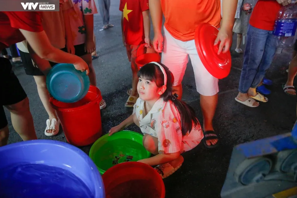 Nước bẩn cũng quý như nước sạch, người dân KĐT Thanh Hà xếp hàng cả tối chia từng can nước - Ảnh 5.