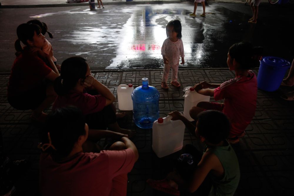 Nước bẩn cũng quý như nước sạch, người dân KĐT Thanh Hà xếp hàng cả tối chia từng can nước - Ảnh 11.