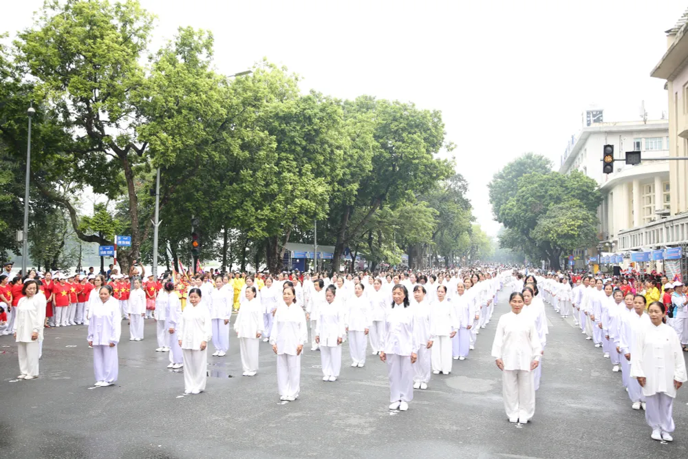 H&agrave;ng ngh&igrave;n người cao tuổi tham gia ng&agrave;y hội r&egrave;n luyện sức khỏe H&agrave; Nội 2023 - Ảnh 13.