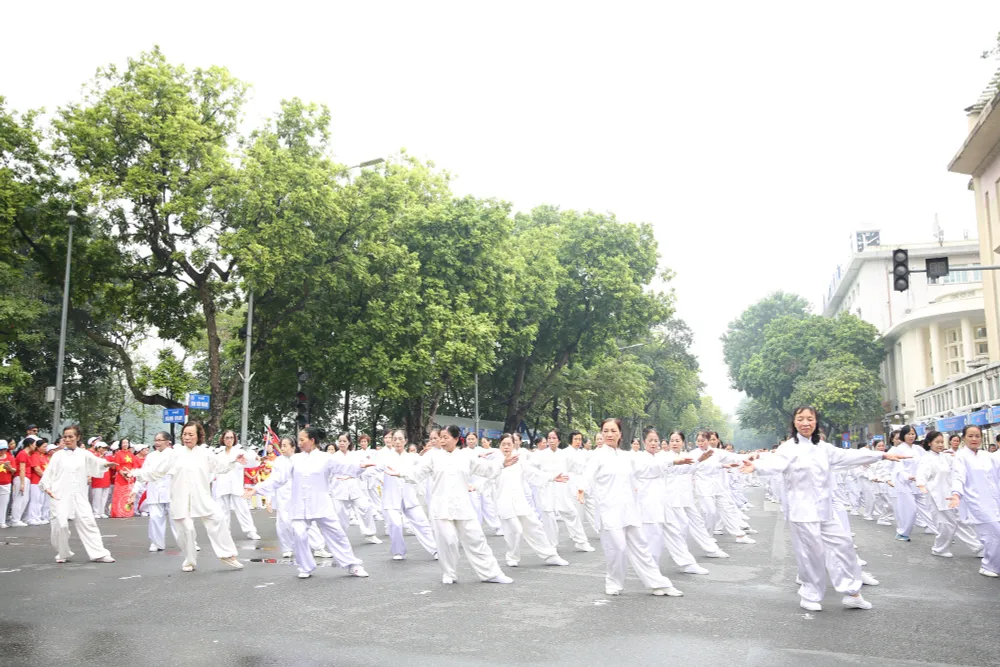 H&agrave;ng ngh&igrave;n người cao tuổi tham gia ng&agrave;y hội r&egrave;n luyện sức khỏe H&agrave; Nội 2023 - Ảnh 16.