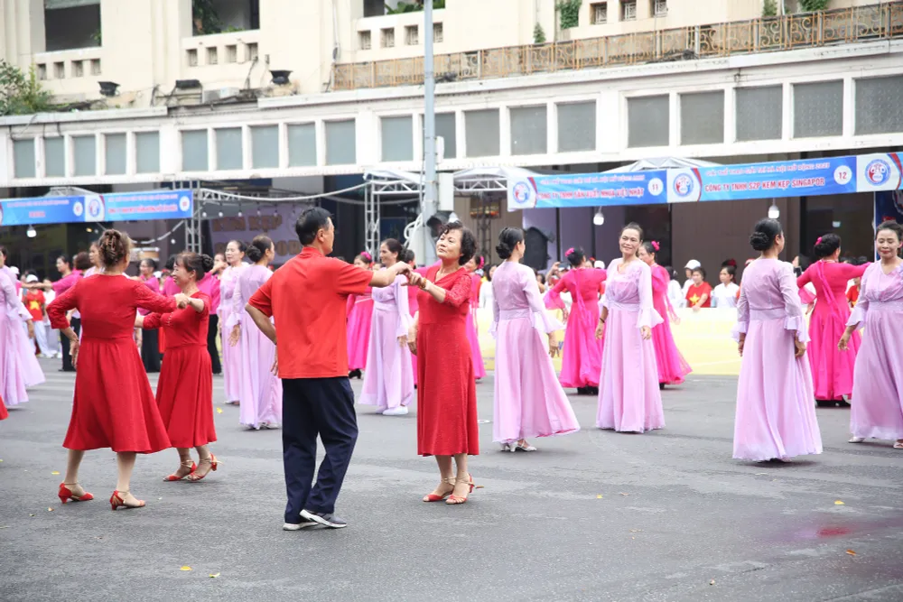 H&agrave;ng ngh&igrave;n người cao tuổi tham gia ng&agrave;y hội r&egrave;n luyện sức khỏe H&agrave; Nội 2023 - Ảnh 29.
