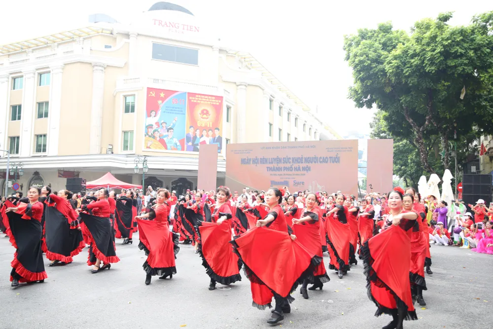 H&agrave;ng ngh&igrave;n người cao tuổi tham gia ng&agrave;y hội r&egrave;n luyện sức khỏe H&agrave; Nội 2023 - Ảnh 38.