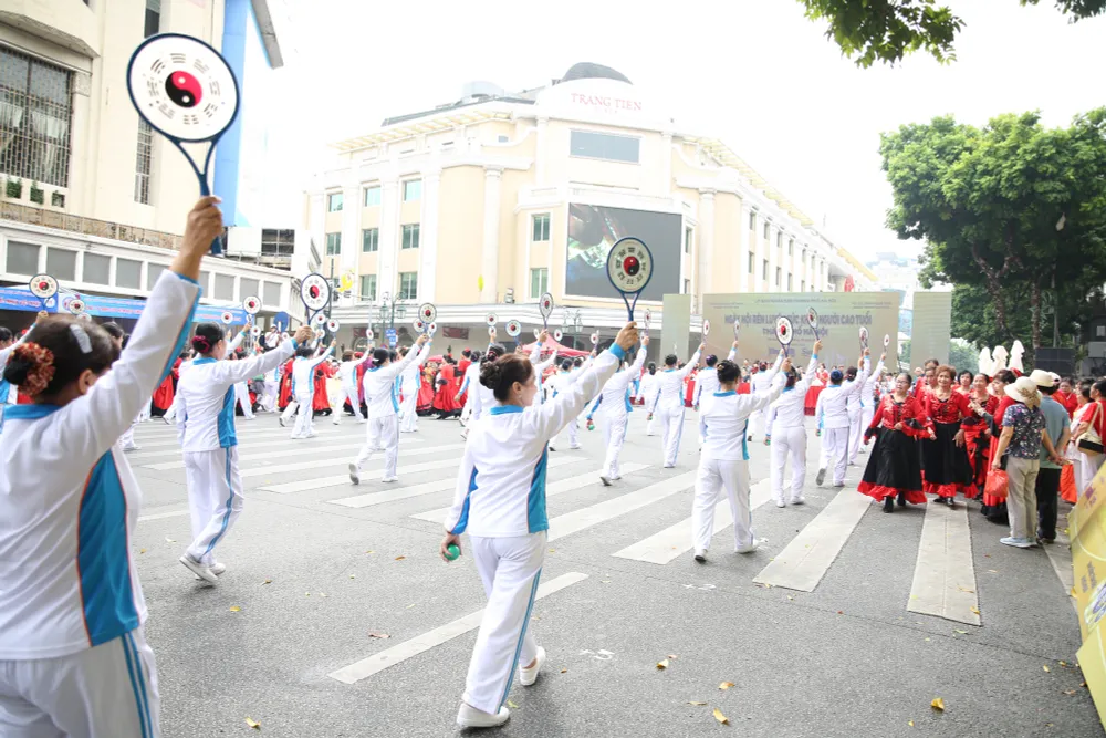 H&agrave;ng ngh&igrave;n người cao tuổi tham gia ng&agrave;y hội r&egrave;n luyện sức khỏe H&agrave; Nội 2023 - Ảnh 39.