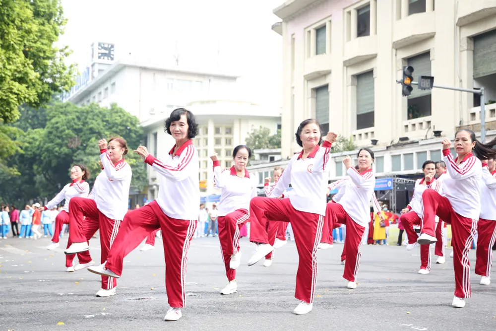 H&agrave;ng ngh&igrave;n người cao tuổi tham gia ng&agrave;y hội r&egrave;n luyện sức khỏe H&agrave; Nội 2023 - Ảnh 47.