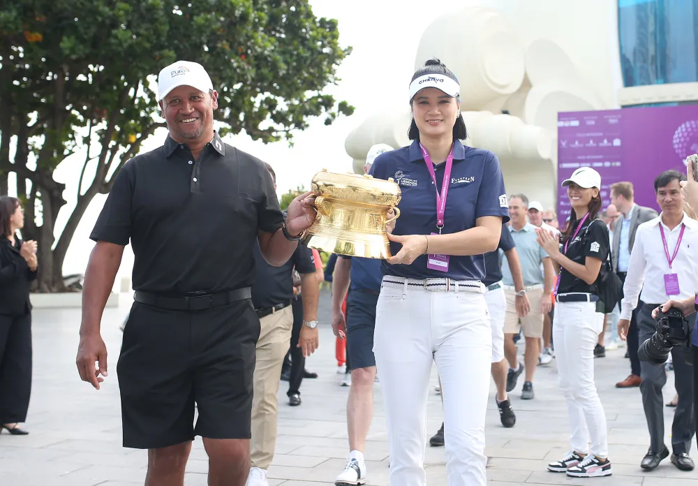 Hoa khôi bóng chuyền Kim Huệ, Miss Golf Thanh Tú rạng rỡ bên chiếc Cúp Vinpearl DIC Legends Vietnam 2023   - Ảnh 4.