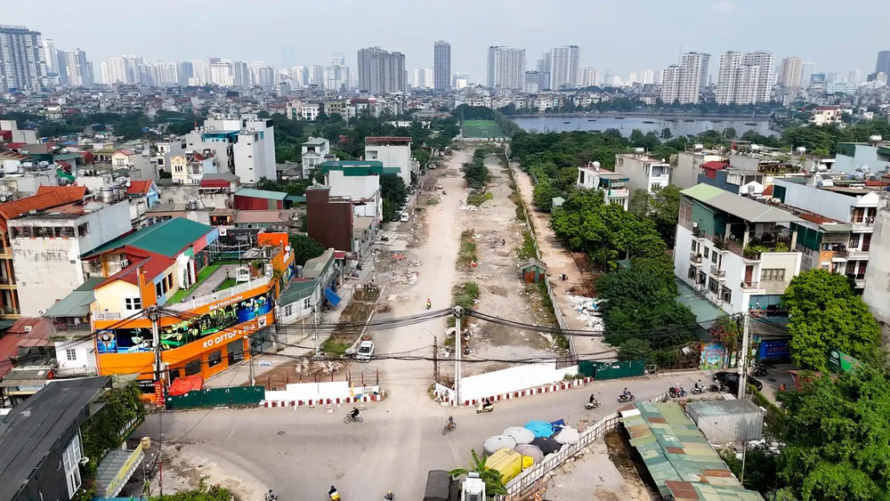 Rào chắn bê tông án ngữ nhiều năm trên đường vành đai 2,5 ở Hà Nội - Ảnh 1.