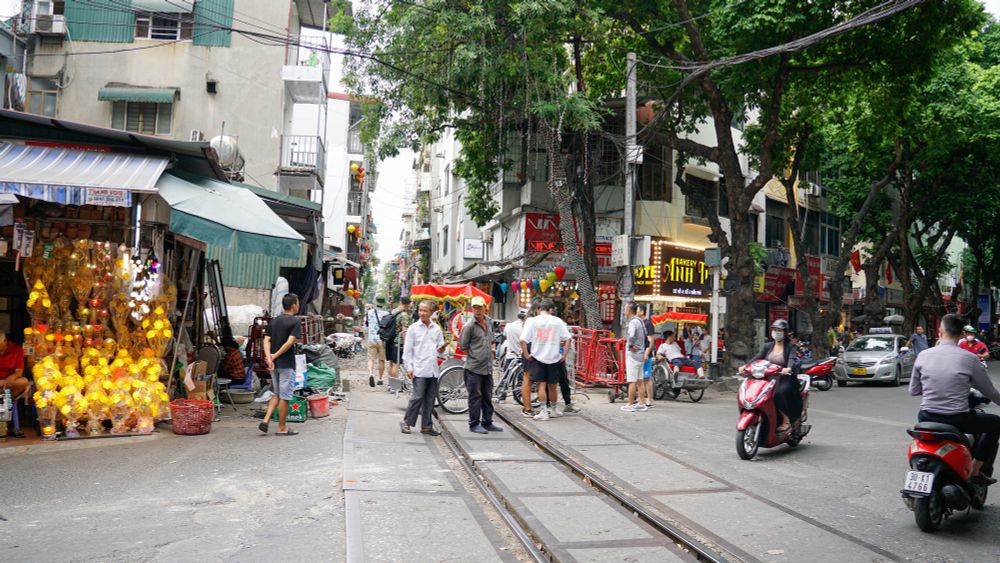 Khách du lịch vẫn bất chấp nguy hiểm, tạo dáng chụp ảnh ở phố cà phê đường tàu - Ảnh 1.