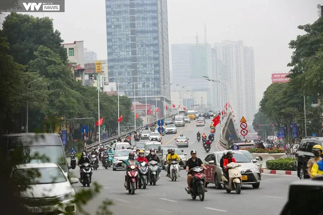 Thủ đô Hà Nội rực rỡ cờ hoa đón Tổng Bí thư, Chủ tịch nước Trung Quốc Tập Cận Bình thăm Việt Nam - Ảnh 8. Thủ đô Hà Nội rực rỡ cờ hoa đón Tổng Bí thư, Chủ tịch nước Trung Quốc Tập Cận Bình thăm Việt Nam - Ảnh 8.