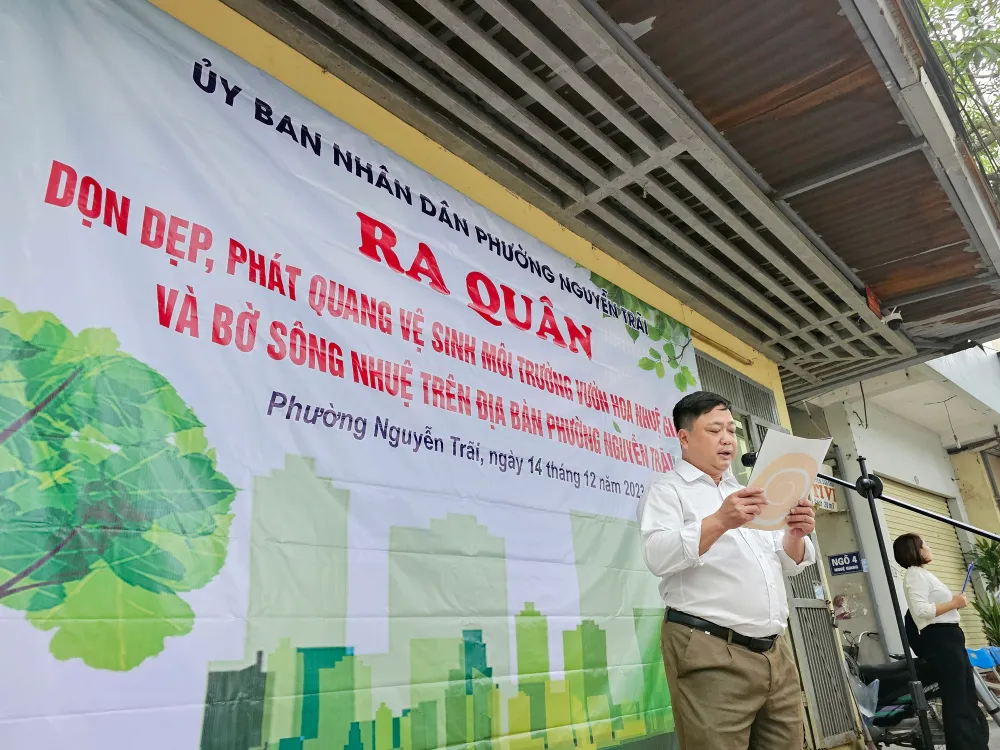 Phường Nguyễn Trãi ra quân phát quang, vệ sinh môi trường vườn hoa Nhuệ Giang và bờ sông Nhuệ - Ảnh 2.