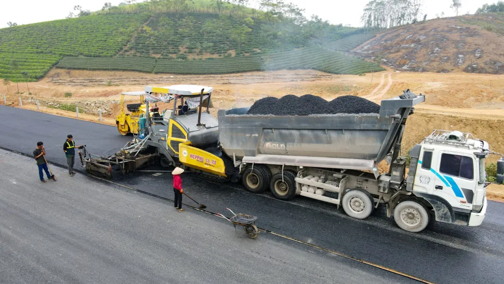 Không khí hối hả trên công trường tuyến cao tốc Tuyên Quang - Phú Thọ dịp cuối năm - Ảnh 5.