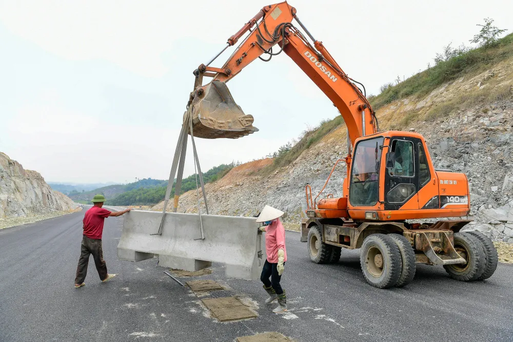 Không khí hối hả trên công trường tuyến cao tốc Tuyên Quang - Phú Thọ dịp cuối năm - Ảnh 6.