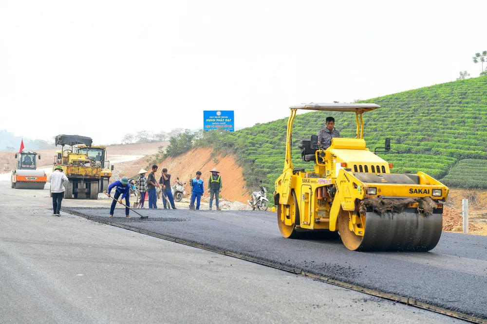 Không khí hối hả trên công trường tuyến cao tốc Tuyên Quang - Phú Thọ dịp cuối năm - Ảnh 4.