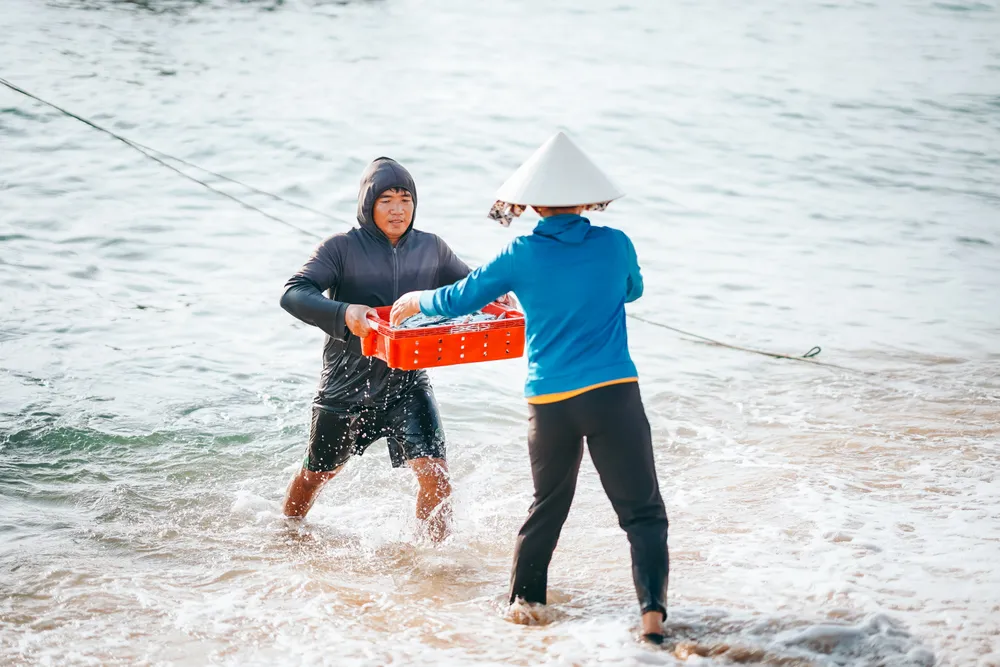 Đợi cá lúc bình minh ở làng chài Nhân Trạch - Ảnh 11.