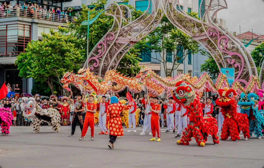 Thành phố Đồng Hới rực rỡ sắc màu lễ hội - Ảnh 4.