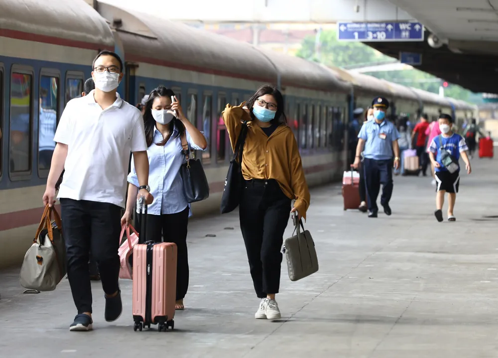 Mật độ giao thông tại Thủ đô tăng cao trước kỳ nghỉ lễ, nhà ga, bến xe đông nghịt - Ảnh 19.