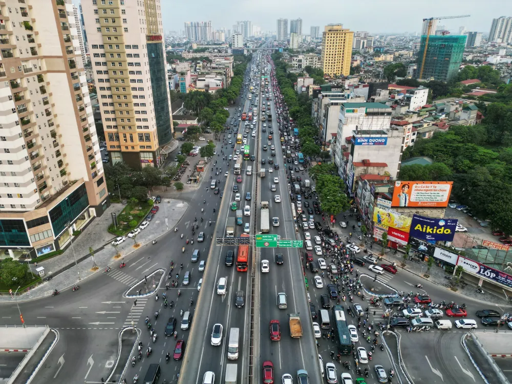 Mật độ giao thông tại Thủ đô tăng cao trước kỳ nghỉ lễ, nhà ga, bến xe đông nghịt - Ảnh 1.