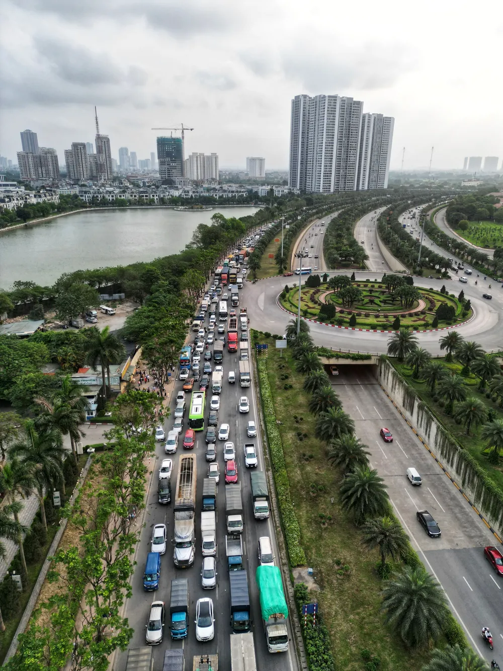 Mật độ giao thông tại Thủ đô tăng cao trước kỳ nghỉ lễ, nhà ga, bến xe đông nghịt - Ảnh 2.