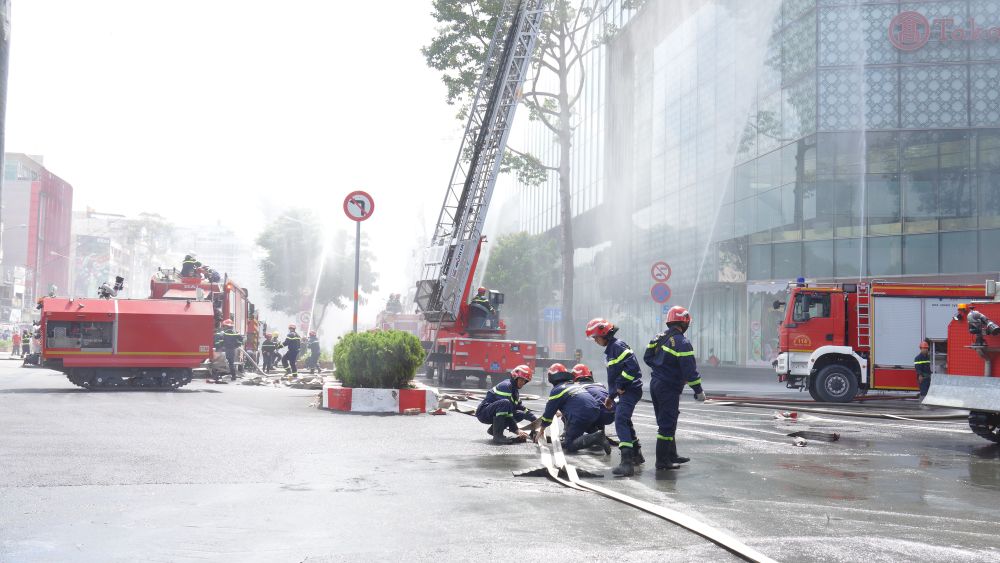 TP Hồ Chí Minh: Gần 10.000 người diễn tập chữa cháy ở tòa nhà siêu cao tầng - Ảnh 8.
