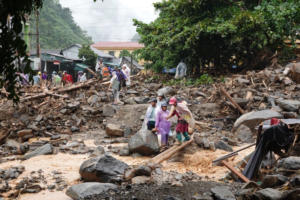 Mù Cang Chải tan hoang sau trận lũ lớn - Ảnh 11.