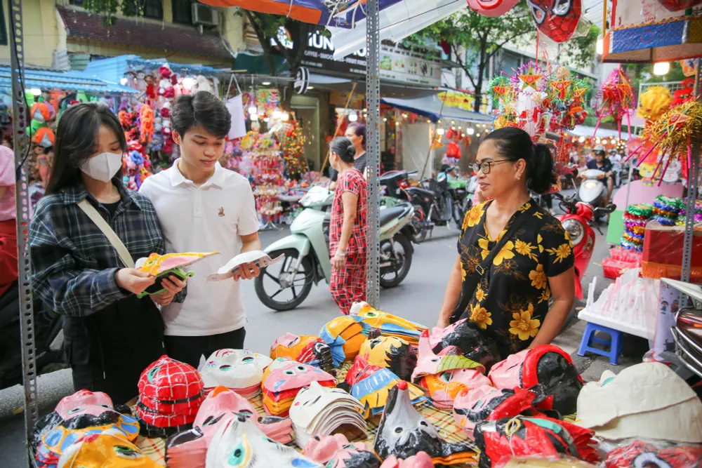 Gia đình nghệ nhân làm mặt nạ giấy bồi cuối cùng ở phố cổ Hà Nội:  Còn sức khoẻ thì còn làm, phải giữ lấy nghề truyền thống - Ảnh 9.