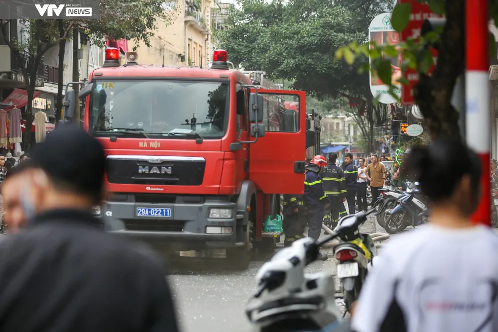 Lại có thêm một vụ cháy ở phố cổ Hà Nội - Ảnh 8.