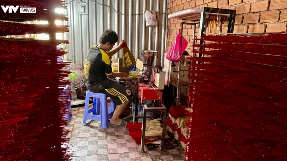 Làng nghề làm nhang trăm tuổi ở TP Hồ Chí Minh tất bật vào vụ Tết - Ảnh 10.